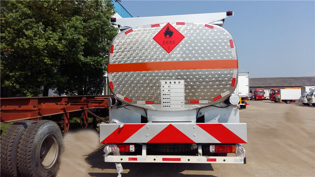 Futian Ouman Small Triple-Axis [26 Cubic] Aluminum Alloy Oil Transport Vehicle