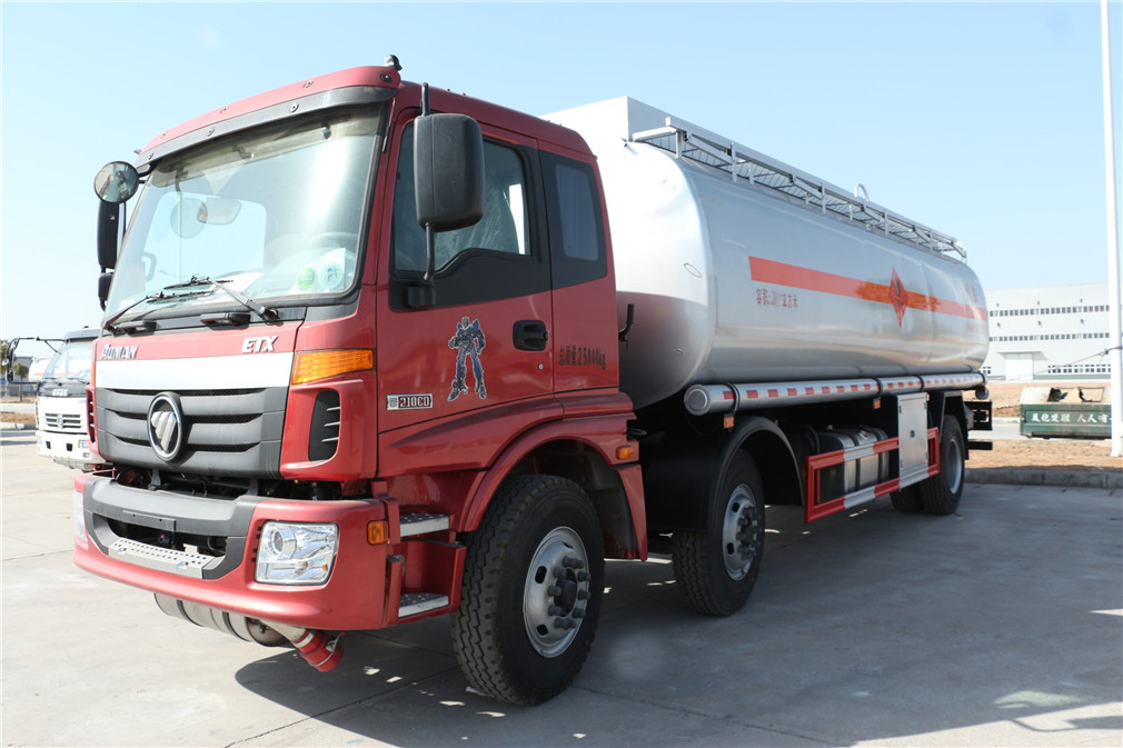 Futian Ouman 4x4 с задним креплением, 24-кубовый топливозаправщик