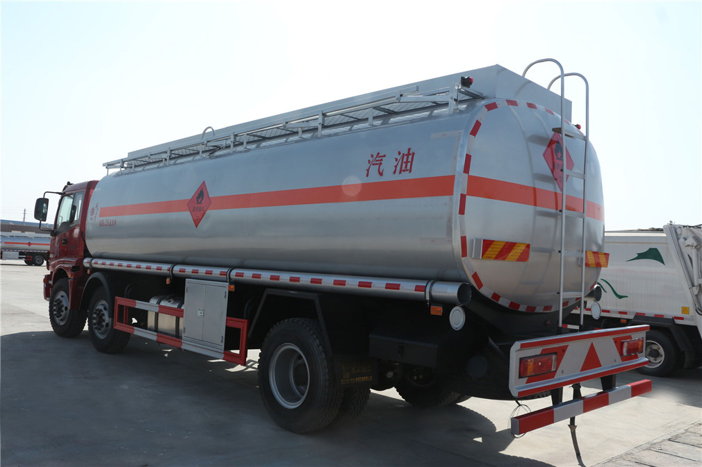 Futian Ouman 4x4 с задним креплением, 24-кубовый топливозаправщик