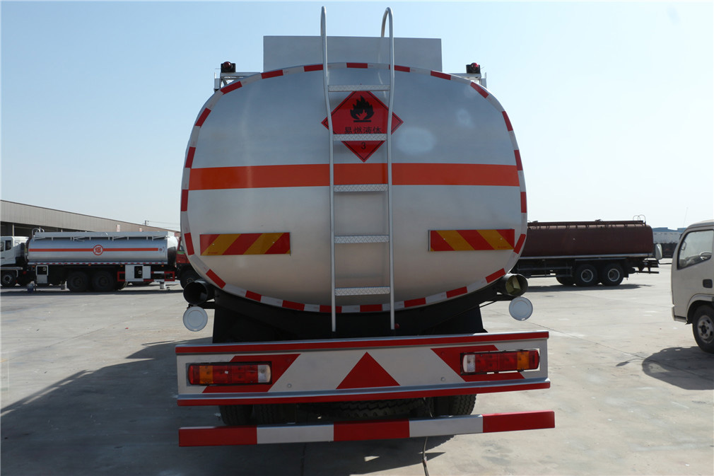 Futian Ouman 4x4 с задним креплением, 24-кубовый топливозаправщик