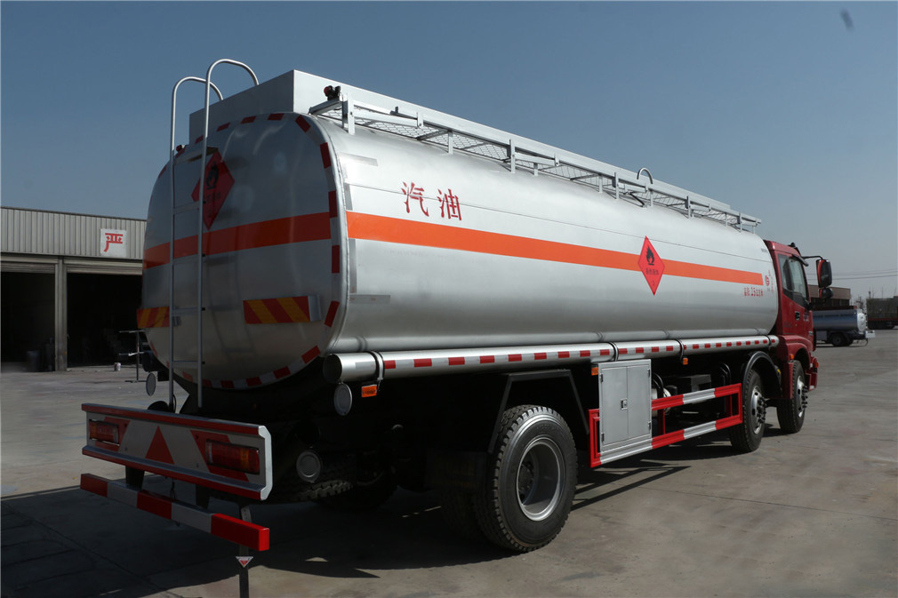 Futian Ouman 4x4 с задним креплением, 24-кубовый топливозаправщик