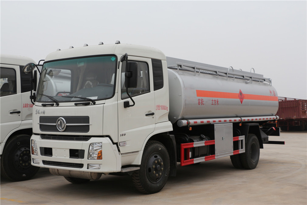 Dongfeng Tianjin Type 【12-15 куб. см. емкость】 Нефтяной транспортный автомобиль