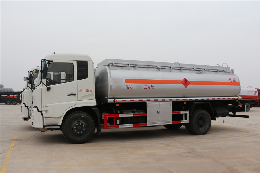 Dongfeng Tianjin Type 【12-15 куб. см. емкость】 Нефтяной транспортный автомобиль
