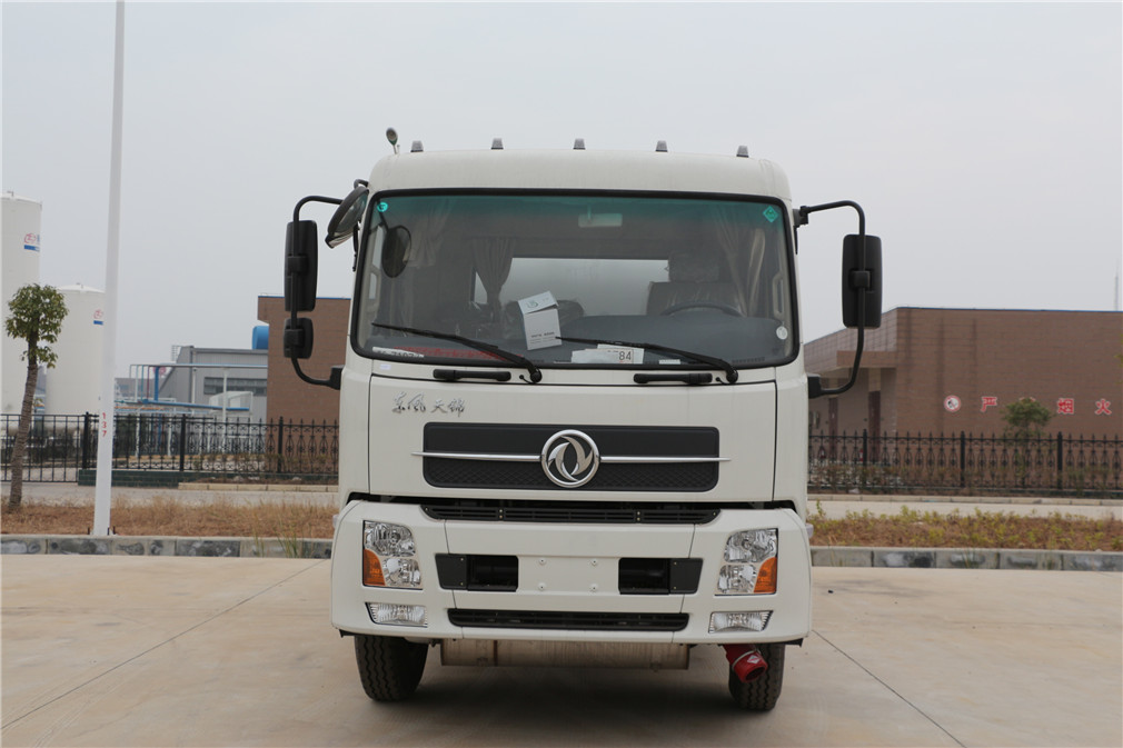 Dongfeng Tianjin Type 【12-15 куб. см. емкость】 Нефтяной транспортный автомобиль