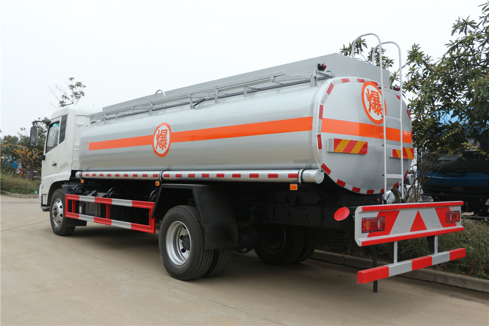 Dongfeng Tianjin Type 【12-15 куб. см. емкость】 Нефтяной транспортный автомобиль