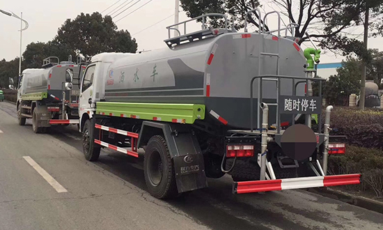 Dongfeng Daoluika орошающий автомобиль (8.5 кубических метров)