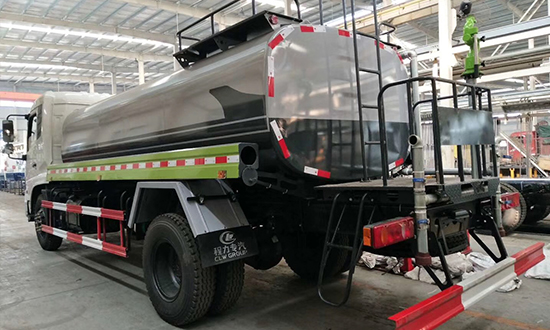 Lower mounted East Wind water tanker (12 cubic meters)