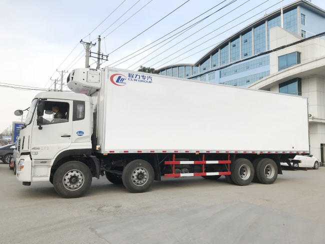 (Длина: 9.4 метра) Dongfeng Tianlong рефрижераторный грузовик с четырьмя осями спереди и восемью осями сзади