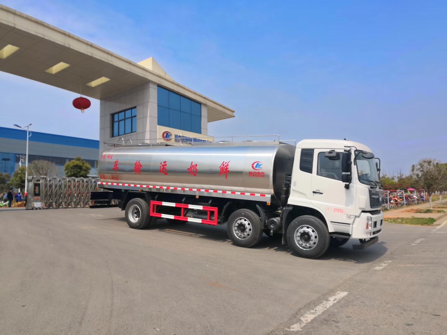 Dongfeng Tianlong 15-тонный свежемолочный транспортный автомобиль