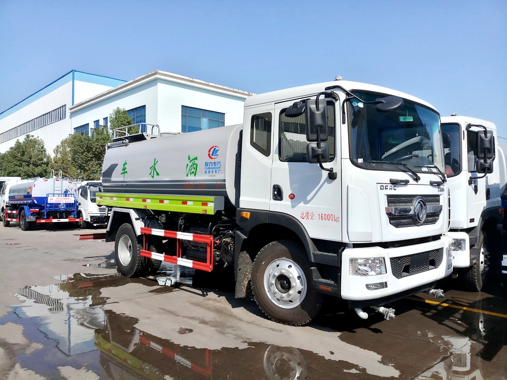【12 кубических литров】 Dongfeng D9 водовоз
