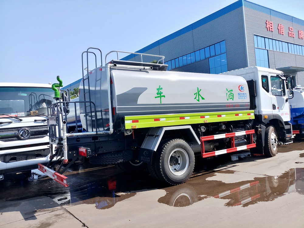 【12 кубических литров】 Dongfeng D9 водовоз