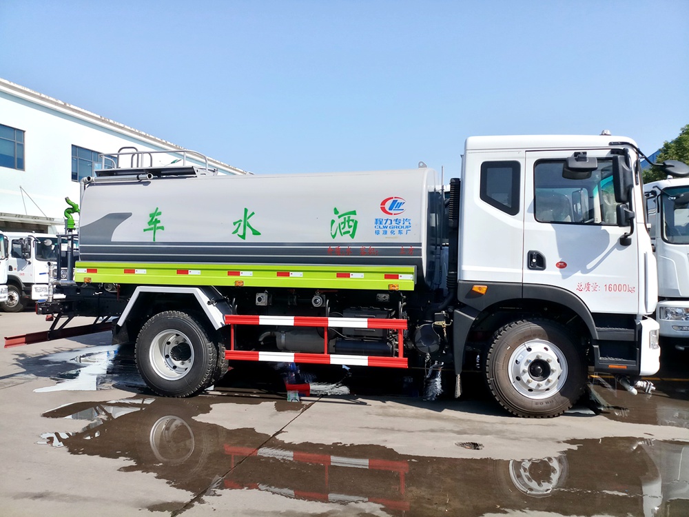 【12 кубических литров】 Dongfeng D9 водовоз