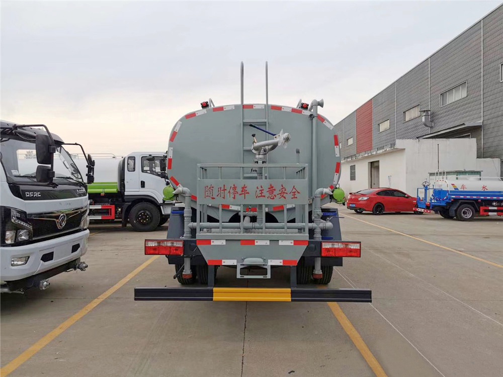 【12 кубических литров】 Dongfeng D9 водовоз