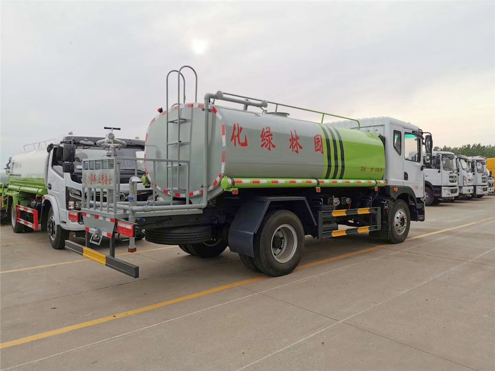 【12 кубических литров】 Dongfeng D9 водовоз