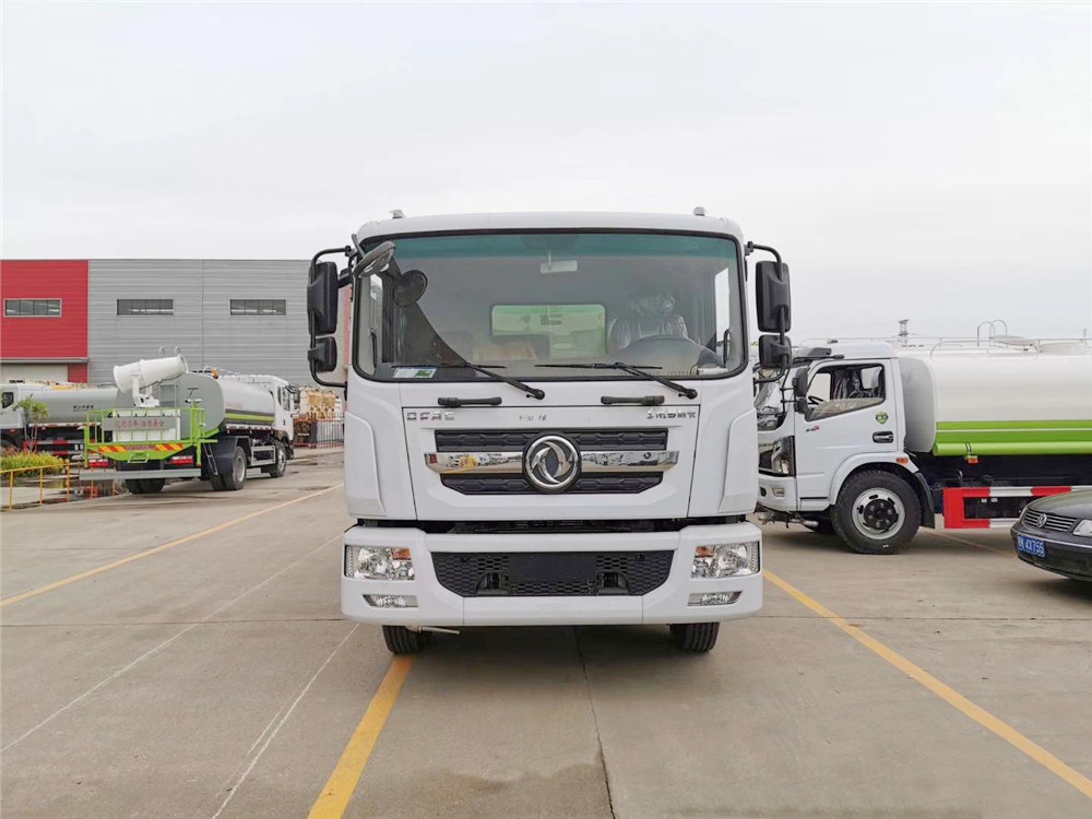 【12 кубических литров】 Dongfeng D9 водовоз