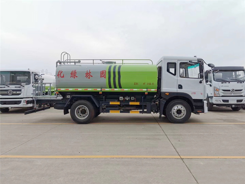 【12 кубических литров】 Dongfeng D9 водовоз