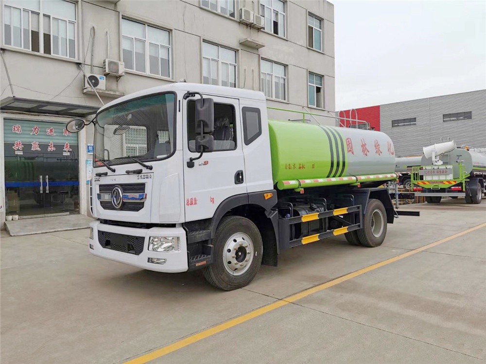 【12 кубических литров】 Dongfeng D9 водовоз