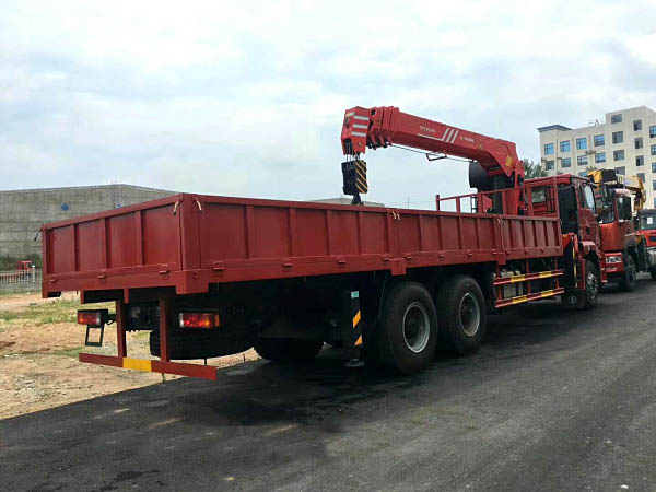 Шaanxi Auto Delong 14-тонный трёхосный прицепной кран с八-колёсным приводом, изготовленный компанией Sany Heavy Industry