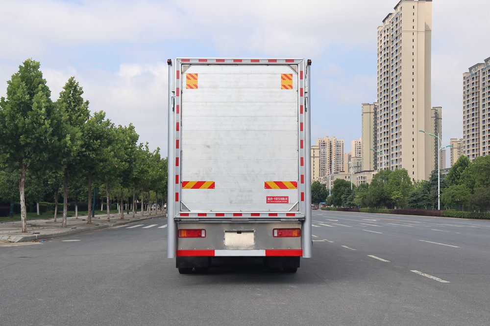 Dongfeng Tianlong VL Пятое поколение отечественный стандарт алюминиевый сплав животноводческий транспортное средство