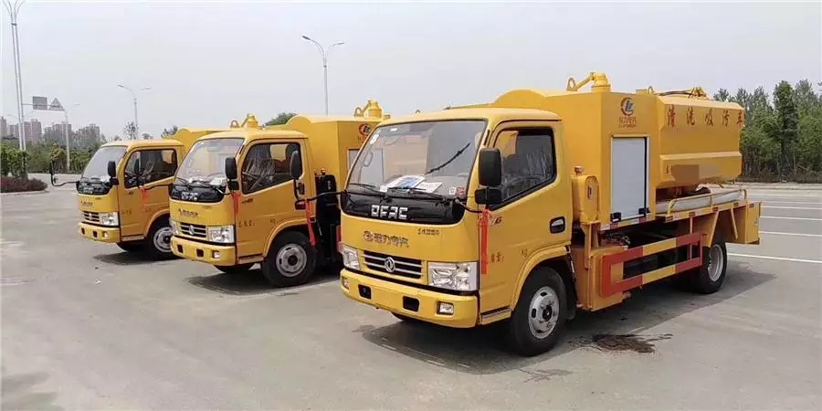 Автомобиль для чистки и откачки сточных вод с голубой табличкой пяти партий