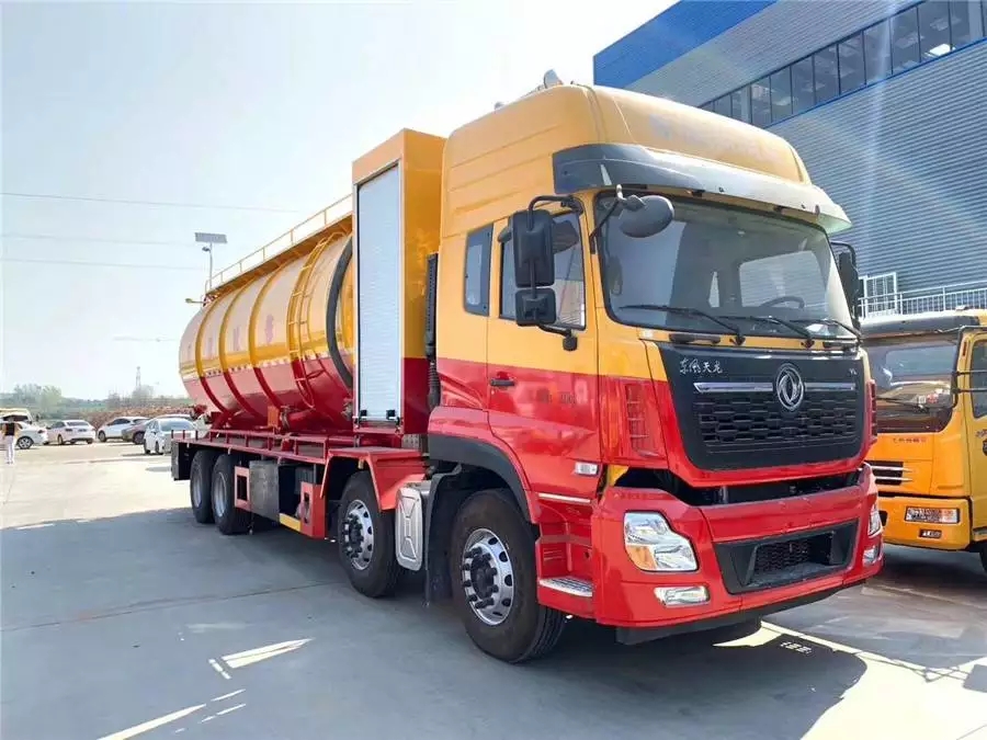 Автомобиль Dongfeng Tianlong с вспомогательным двигателем для чистки и удаления пыли