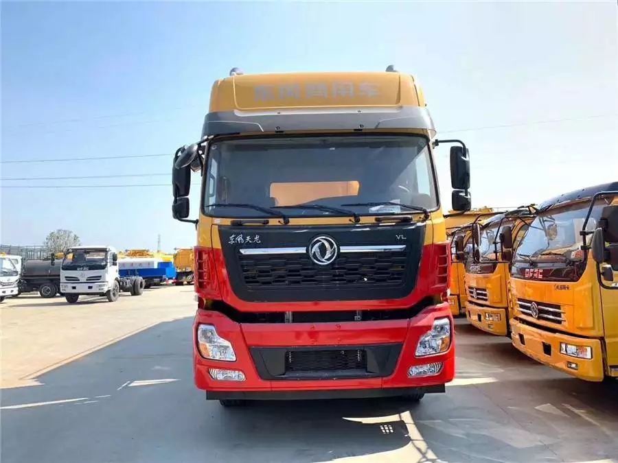 Автомобиль Dongfeng Tianlong с вспомогательным двигателем для чистки и удаления пыли