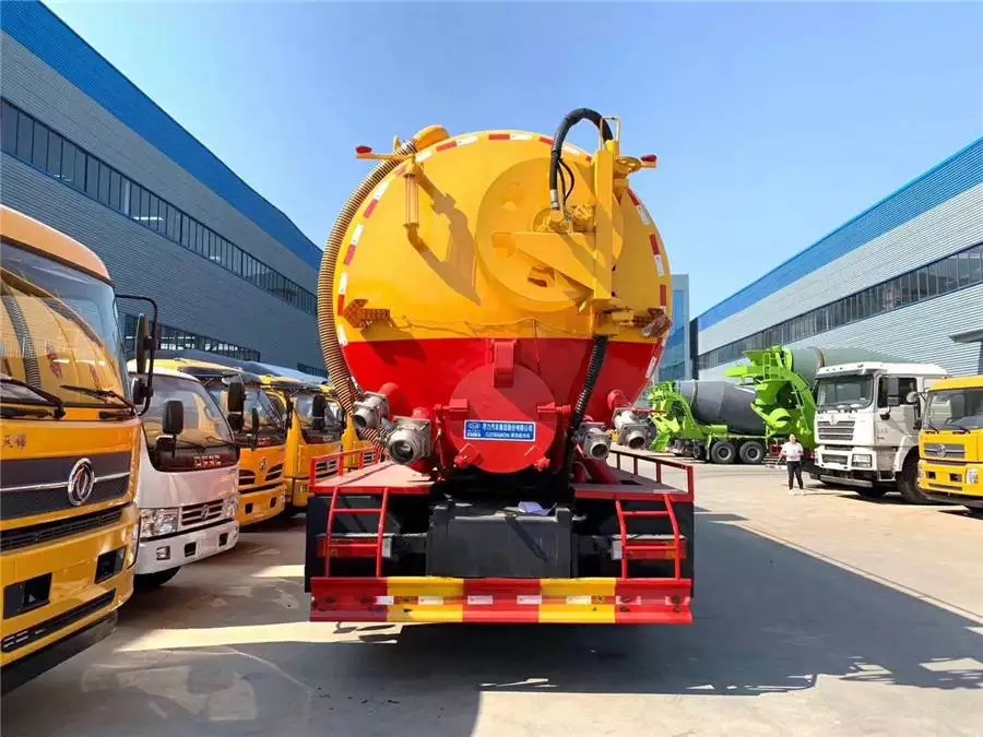 Автомобиль Dongfeng Tianlong с вспомогательным двигателем для чистки и удаления пыли