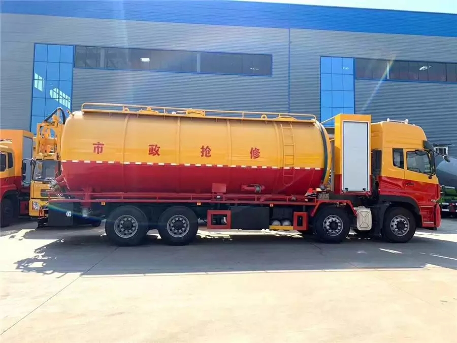 Автомобиль Dongfeng Tianlong с вспомогательным двигателем для чистки и удаления пыли