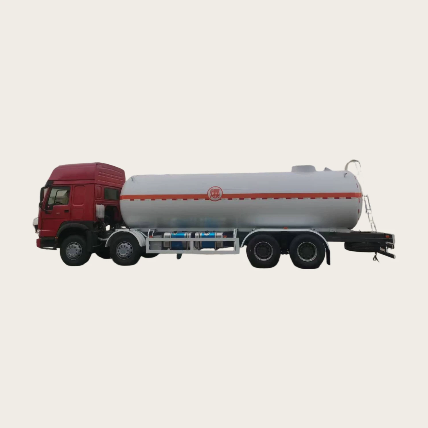 Прямые продажи из китайского завода - Haowo Новая евростандартная 8x4 дизель-танкер с объемом 37,5 кубических метров