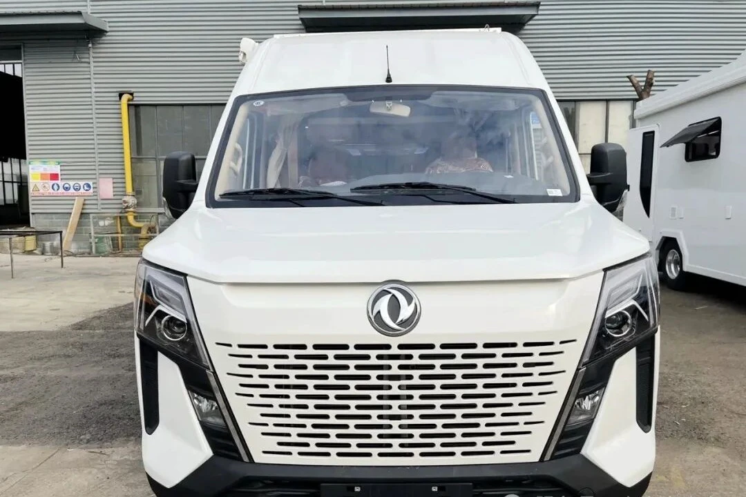 Прямая продажа с завода Dongfeng Yu Feng длиннобазного фургона с высокой крышей для отдыха