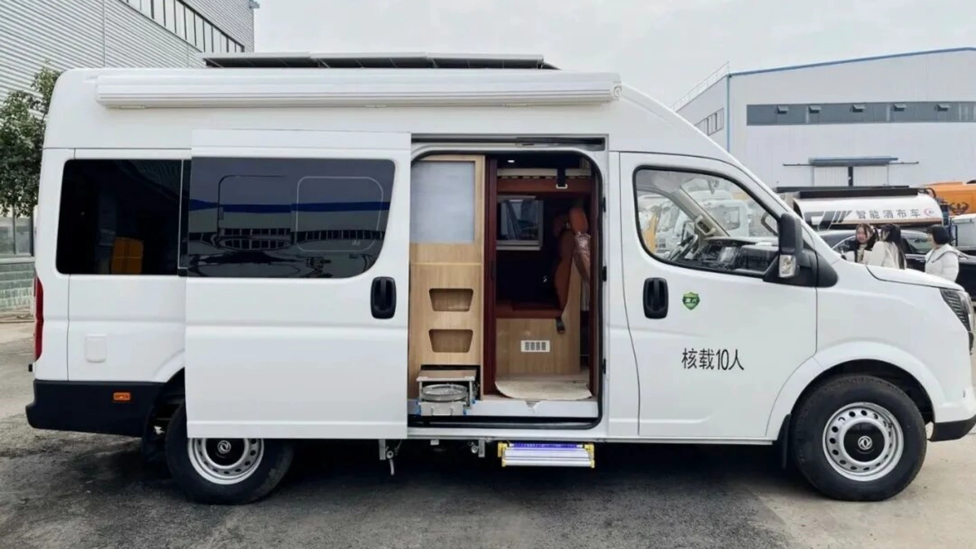 Прямая продажа с завода Dongfeng Yu Feng длиннобазного фургона с высокой крышей для отдыха